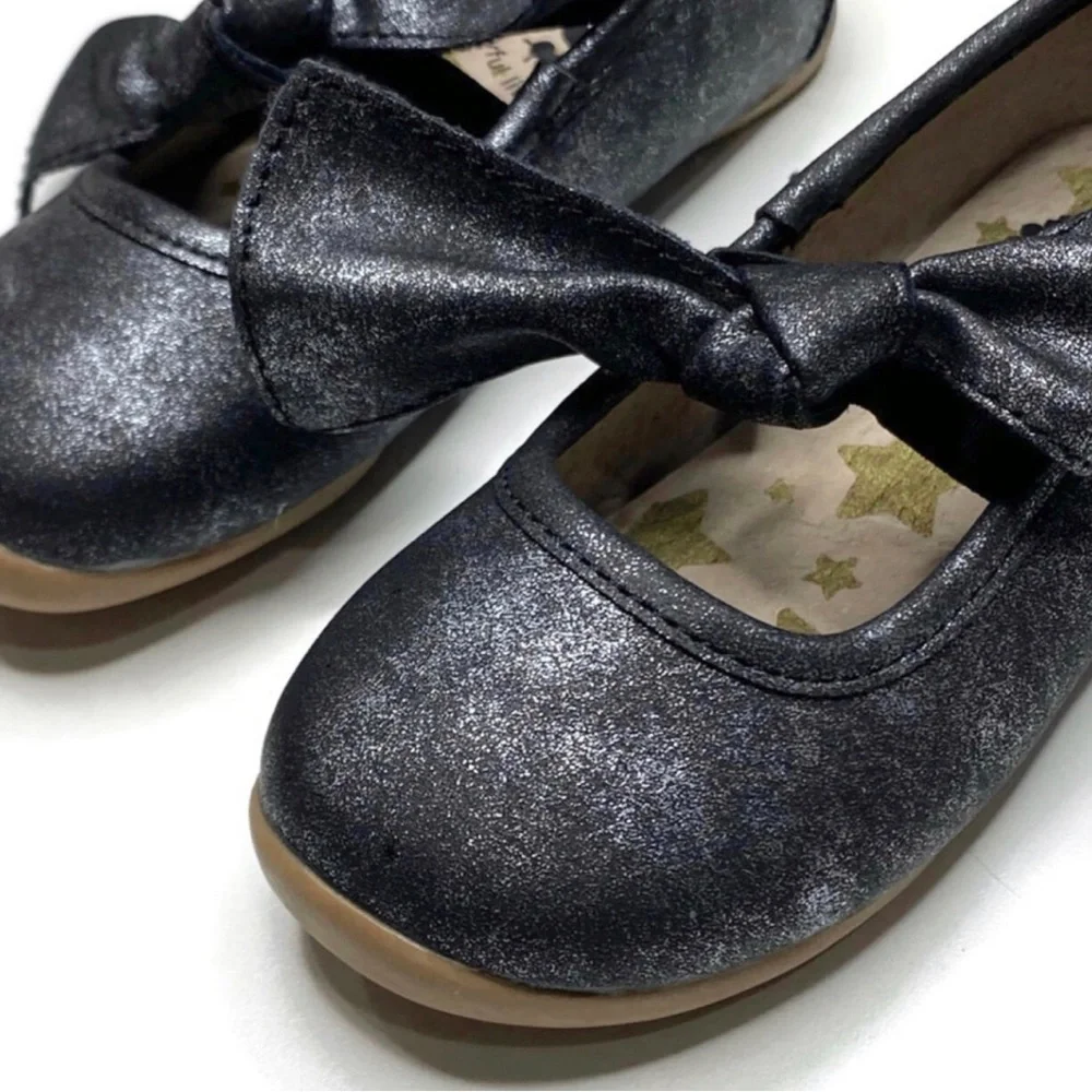 Livie & Luca Halley in Black Luster
